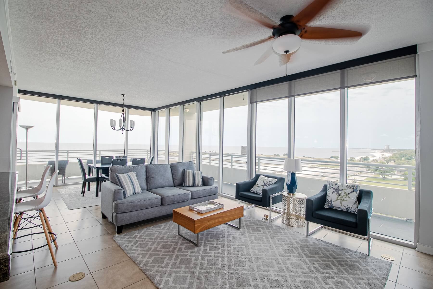 OCEAN CLUB 604 DELUXE living room and ocean view